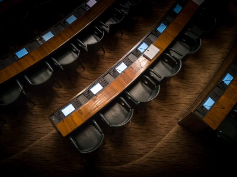 Sembollerin Esiri Olmak: Kimlik Siyasası Üzerine Bir Değini