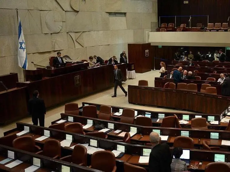 Bölünmüş Bir Toplumda Siyasal Yaşam: İsrail Siyasetini ve Filistin’i Konuşmak