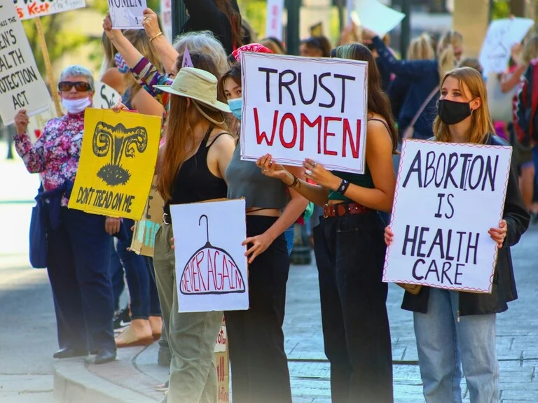 Fransa’da Kürtaj Hakkı Anayasaya Girdi