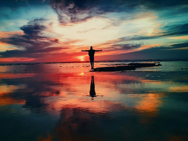 Özgürlüğün Tonları: Liberalizm-Liberteryenizm Karşılaştırması