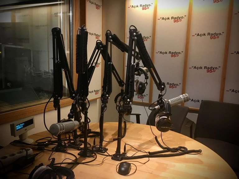 Yaşamın Sesleri ve Renkleri Susturuluyor: Açık Radyo Sessizliğe Gömülürken