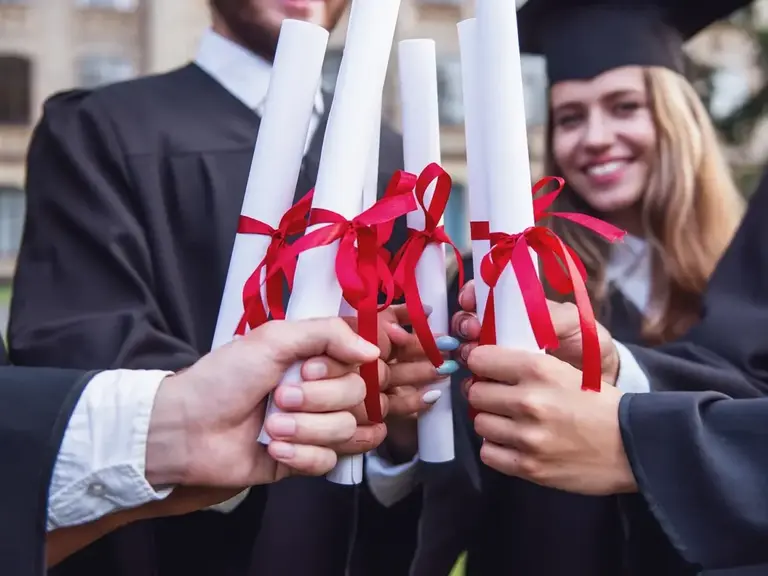 Sahte Diplomalar ve Sahte Hayatlar