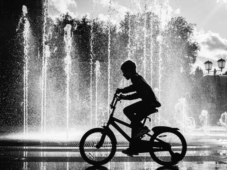 Bisikleti Olmayan ama Bisiklete Binen Arkadaşının Yanında Koşarken Sanki Kendisi Bisiklete Biniyormuş Gibi Mutlu Olan Çocuk