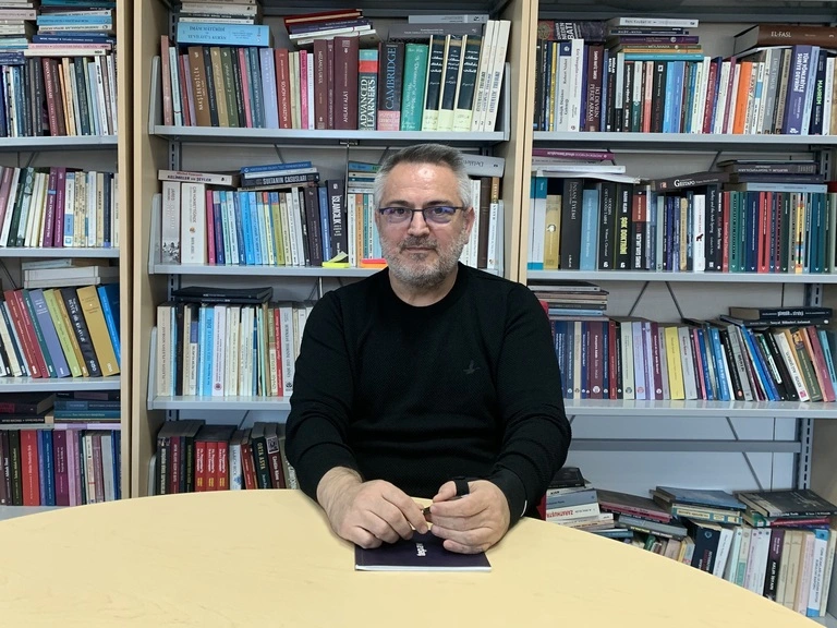 Hilmi Demir: Dini manipülasyon yapan rejimler, kendi politikalarına uymayan her türlü iç ve dış aktörü inanç düşmanı olmakla suçlayarak şeytanlaştırır