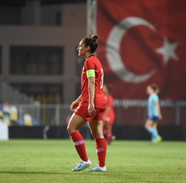 Bir Kız Çocuğunun Tutku Dolu Oyunu: Futbol Bir Kız Çocuğunun Tutku Dolu Oyunu: Futbol