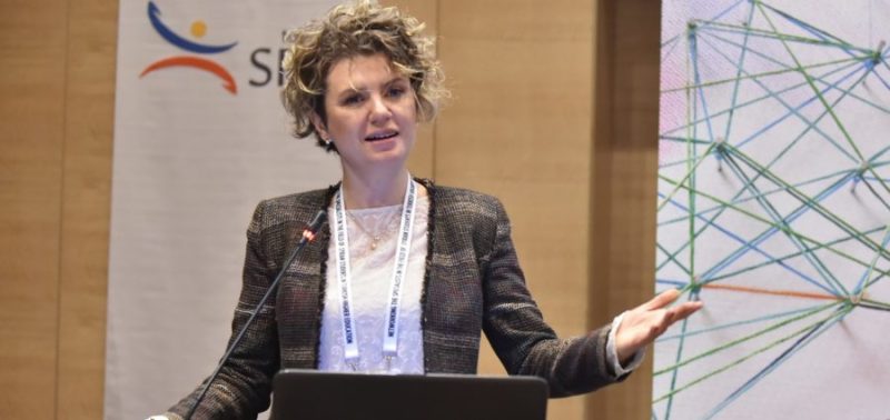 Başak Yavcan: Esad kontrolü sağladığı bölgelerde halklara karşı ılımlı bir politika sergilerse fazla göç olmaz Başak Yavcan: Esad kontrolü sağladığı bölgelerde halklara karşı ılımlı bir politika sergilerse fazla göç olmaz