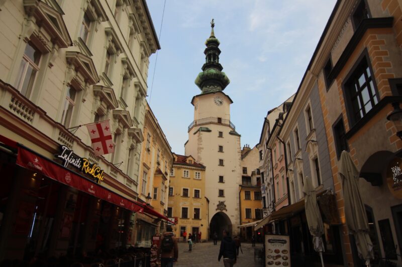Bratislava Başlari, Kuraktur Kazilmayi; Oyna Güzelum Oyna, Günahun Yazilmayi Bratislava Başlari, Kuraktur Kazilmayi; Oyna Güzelum Oyna, Günahun Yazilmayi